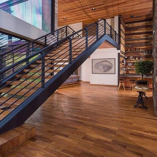 "Expertos en la instalación de madera natural estructurada, aportando belleza y durabilidad a tus proyectos."