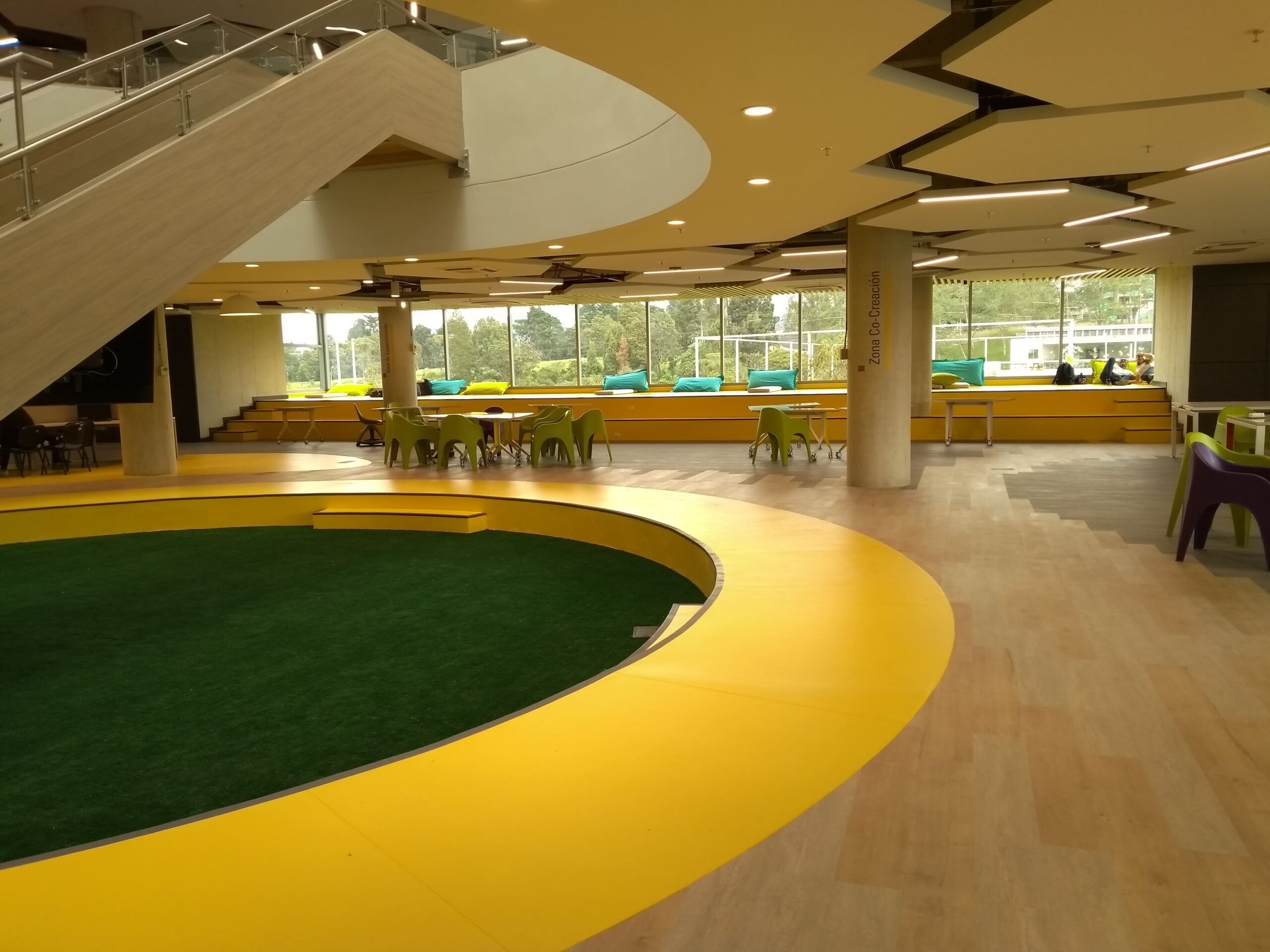 "En Arquicivil, nos especializamos en la instalación profesional de LVT, brindando calidad, durabilidad y un acabado perfecto para transformar tus espacios."