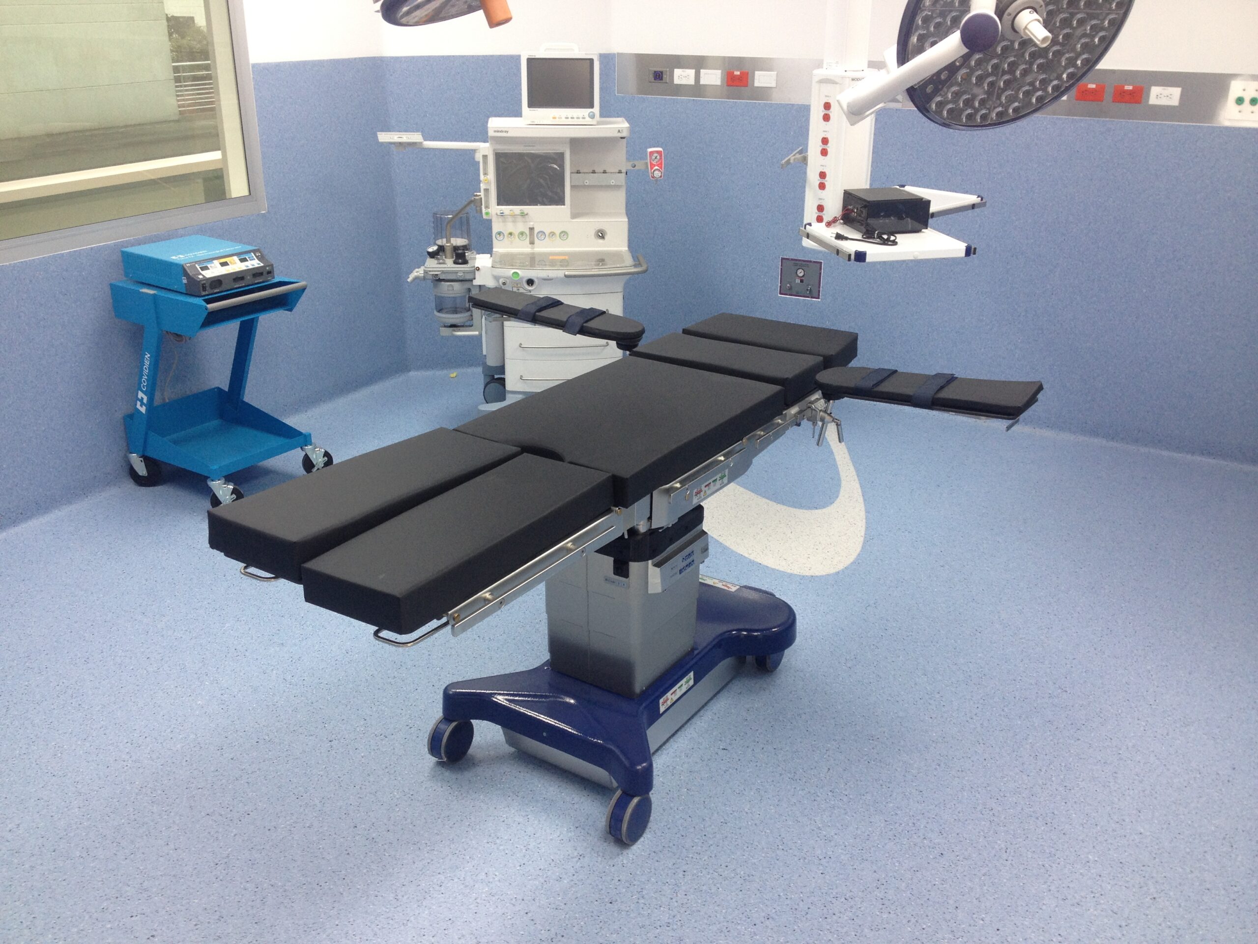 "Calidad y seguridad en cada detalle: vinilo en rollo certificado para quirófanos, la protección que tu espacio médico merece."