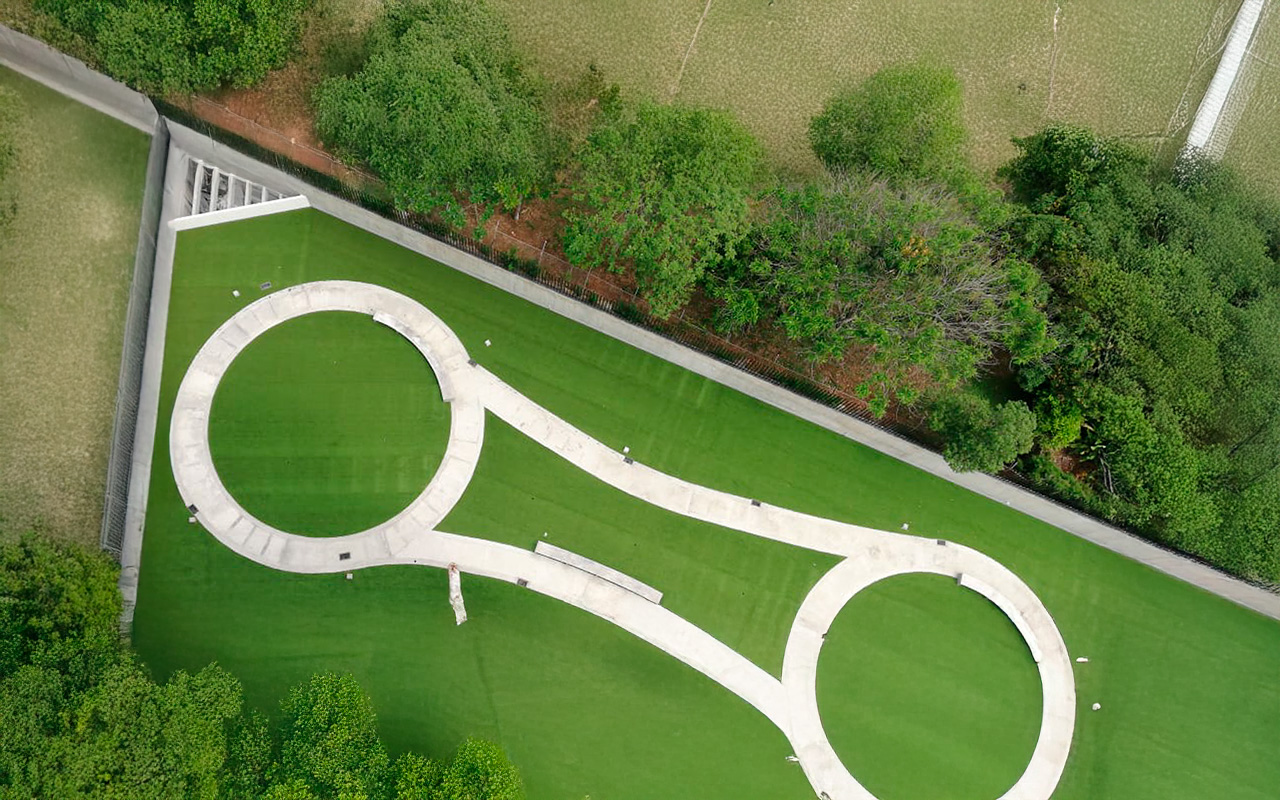 Durabilidad y fácil mantenimiento. Perfecta para paisajismo, jardines y canchas deportivas.