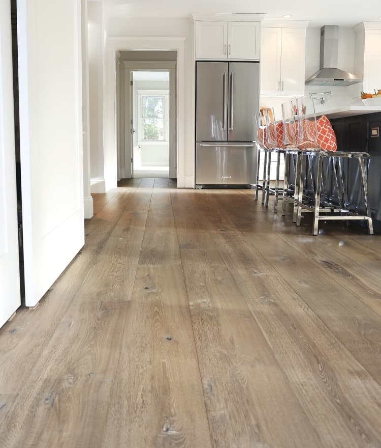 Durabilidad extrema gracias a su composición de piedra caliza. Resistente al agua, impactos y rayones. Ideal para espacios comerciales y residenciales.